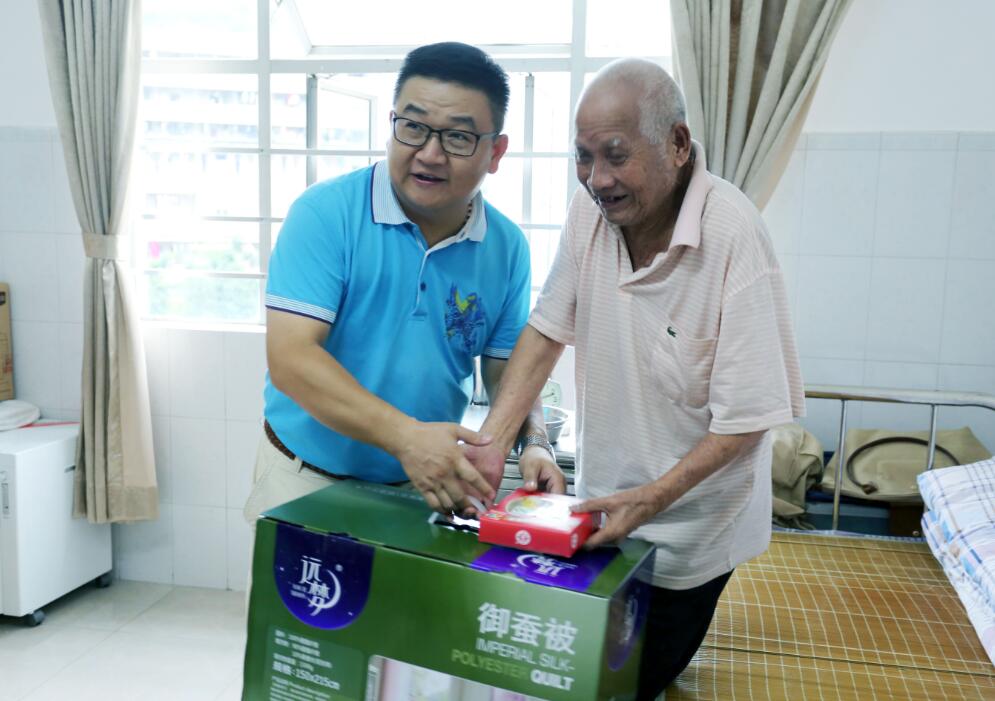 广田集团党委书记,总裁晏绪飞亲手为老人送上爱心礼包